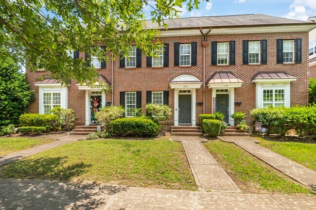 Foto del edificio - Spacious Brick Townhome in Trinity Park!
