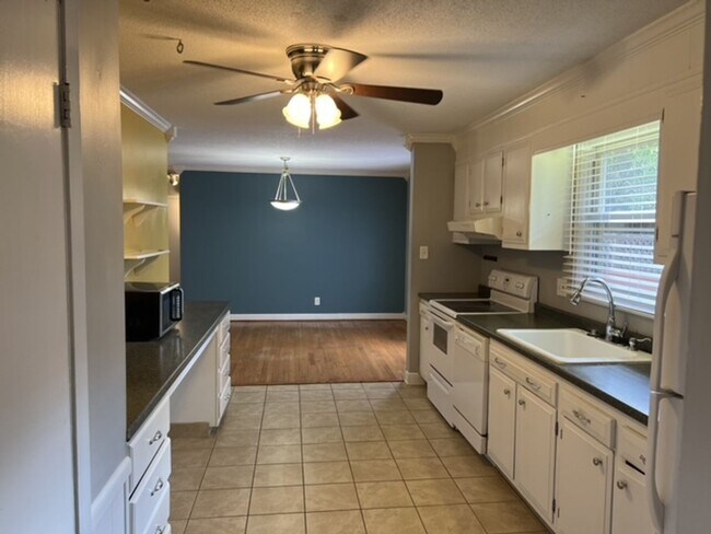 Foto del edificio - Knoxville 37921 - 3 bedroom 1.5 bath home - call Adam Sharp 865-254-0980