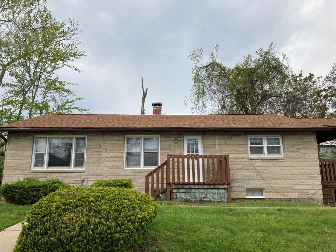 Foto principal - Spacious 5 bedroom, 2 bath house! Availabl...