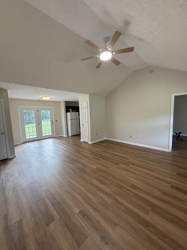 Foto del edificio - Charming 3-Bedroom Bloomingdale Retreat on over 1 acre!