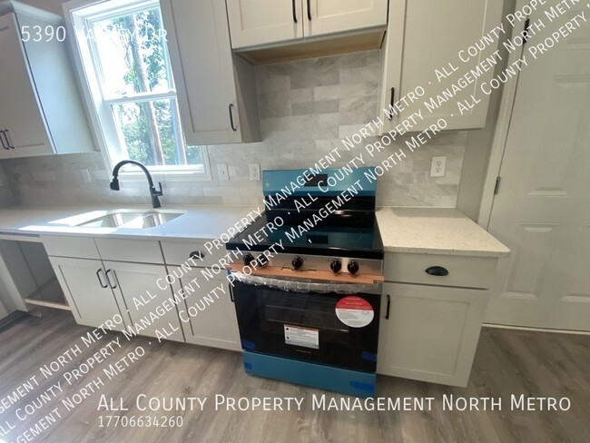 Building Photo - Contemporary cottage in Cumming GA! Pets W...
