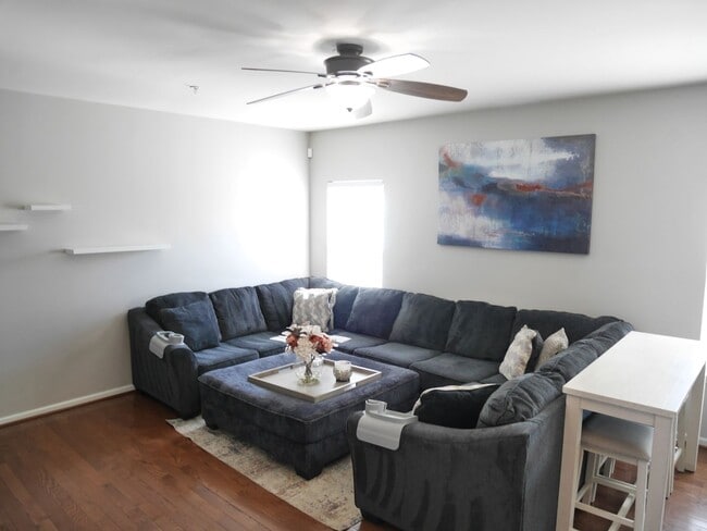 Foto del edificio - Modern 5-Bedroom Home in Easton – Offered Furnished or Unfurnished