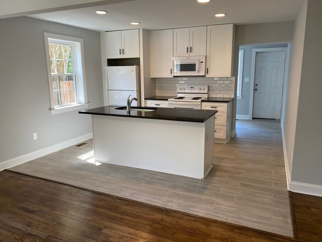 Building Photo - Updated 4 Bedroom Home Convenient to Carytown, Byrd Park And More. Available In July