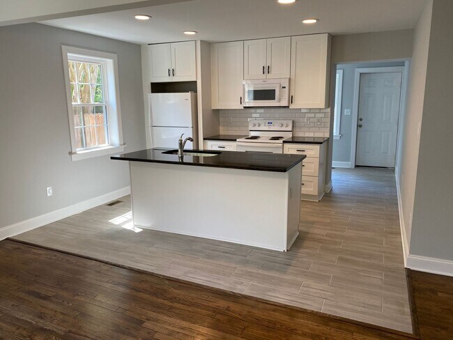 Foto del edificio - Updated 4 Bedroom Home Convenient to Carytown, Byrd Park And More. Available In July
