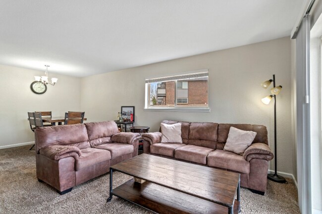 Foto del edificio - 230 E Highline Cir