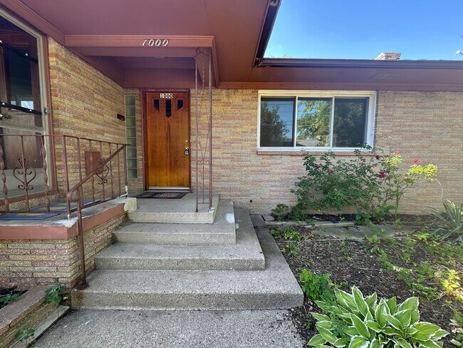 Foto del edificio - Three Bedroom Single Family Home on NW Side!