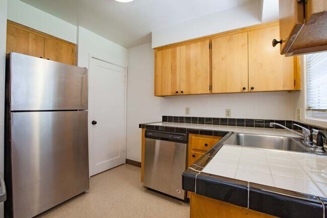 Foto del edificio - Comfort and Style in Mid Century Cedar Hills 2BR Townhome!