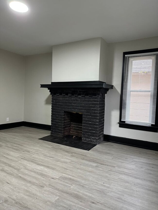 Building Photo - 98-100 N Hague Ave