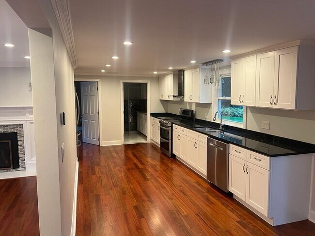 Building Photo - 5 Brookdale Rd