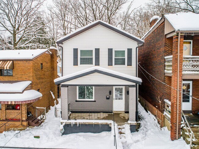 Foto del edificio - Beautiful 3 bedroom home in Pittsburgh available July 1!