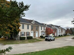 Building Photo - 2852 Green Meadow Dr