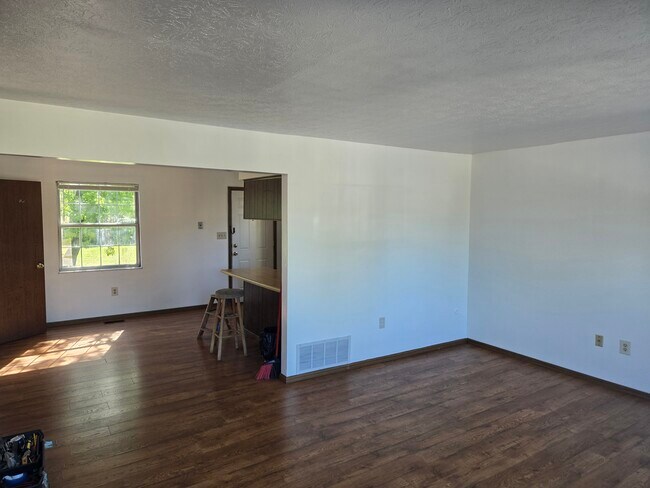 Sala de estar - 5645 Chatford Dr