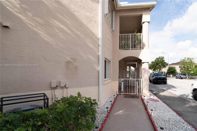 Foto del edificio - 298 E 3rd St