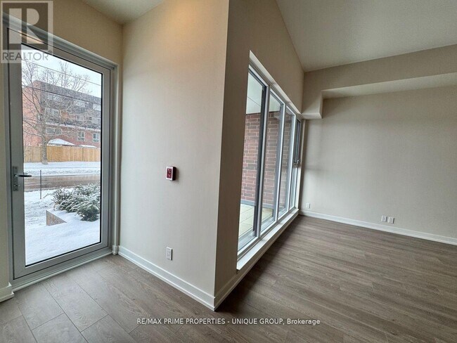 Photo du bâtiment - 201 Brock St S