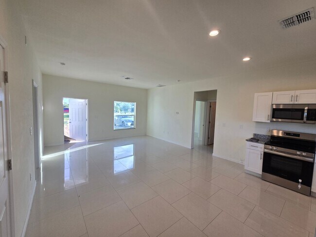 Foto del edificio - Great location, close to ST RD 82-Three be...