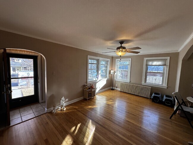 Building Photo - AVAILABLE JULY! "Charming 3-Bedroom Oasis with 2 Full Baths in the Sunset Neighborhood!"