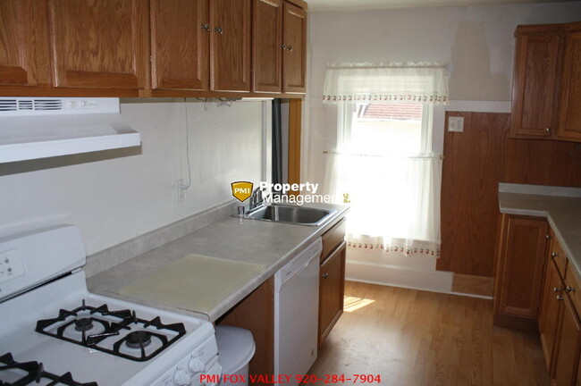 Foto del edificio - Upper Unit 3 bedrooms & shared garage