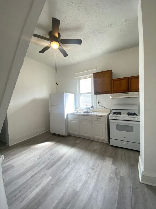 Building Photo - 3 Bedroom 1 Bathroom