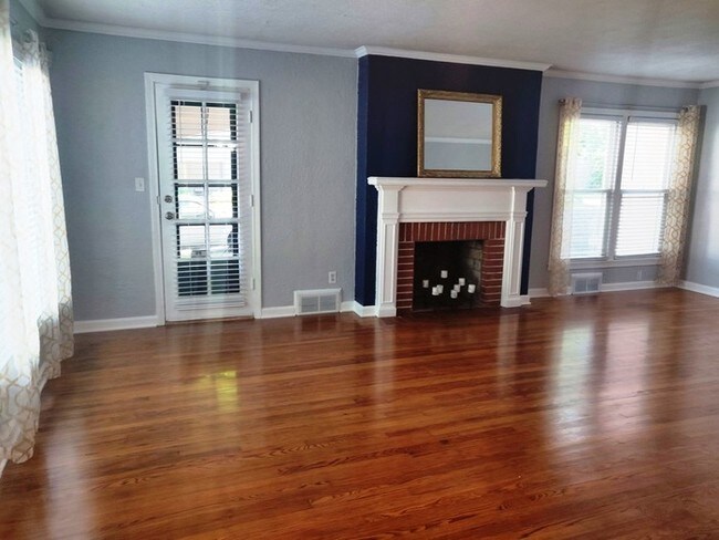 Building Photo - 3 Bed 2.5 Bath Traditional Tudor