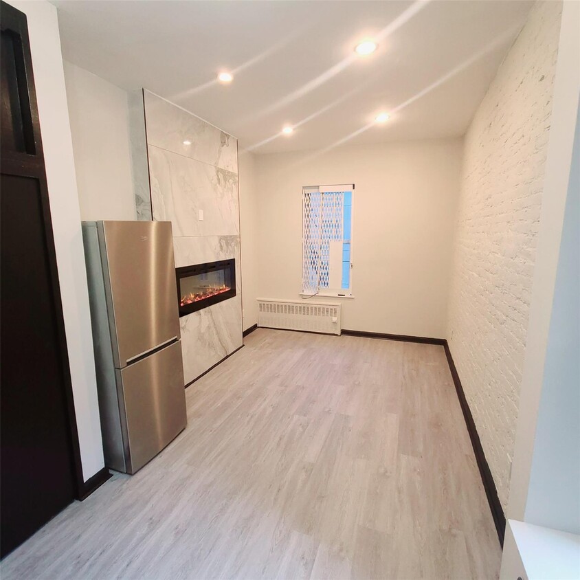 Foto principal - 309 W 43rd St