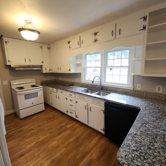 Foto del edificio - Remodeled Brick Rancher in between Kerners...