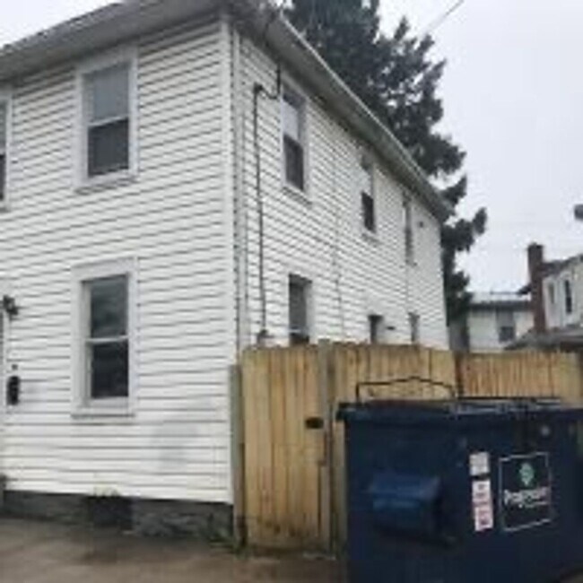Building Photo - 2 Bedroom, 1 Bath House (3 blocks North of...