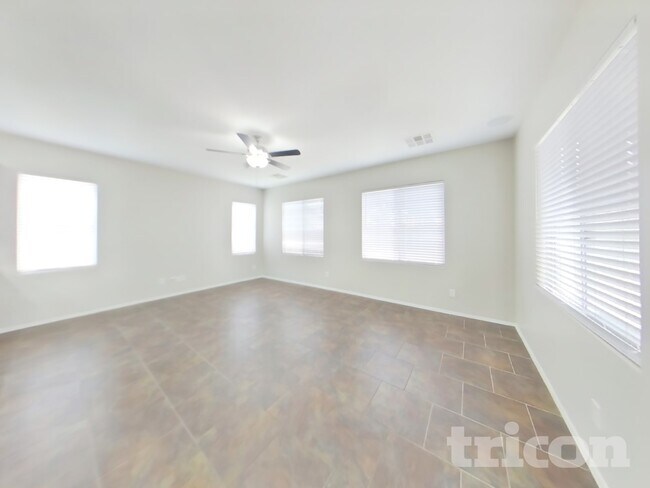 Building Photo - 4930 E Del Rio Dr