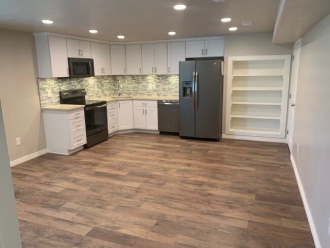 Building Photo - 343 Flagstone Dr