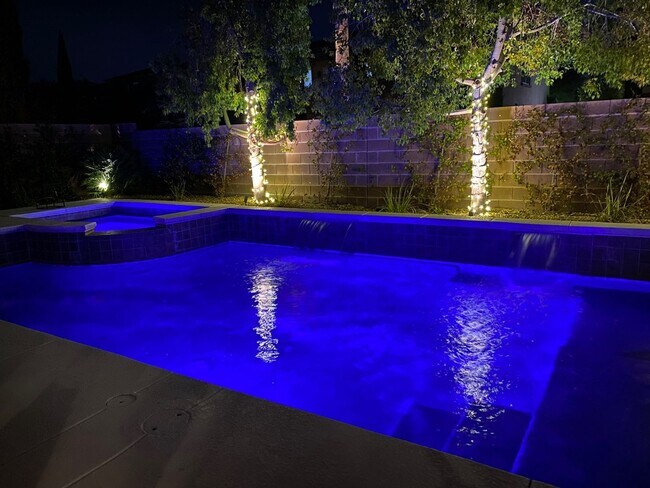 Building Photo - 5 bed home, bed and full bath downstairs. ...