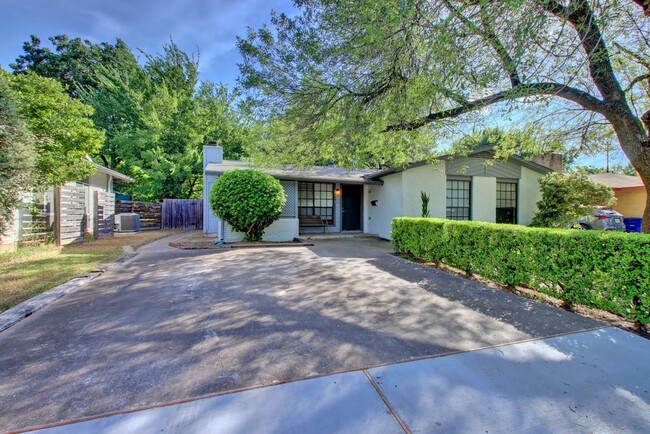 Building Photo - 1612 Broadmoor Dr