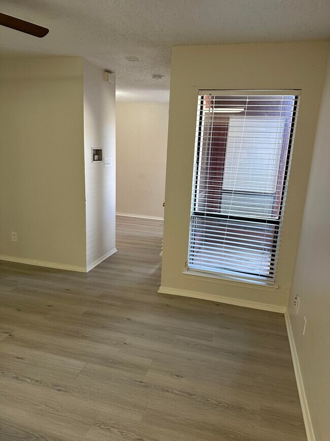 Foto del edificio - 9839 Walnut St