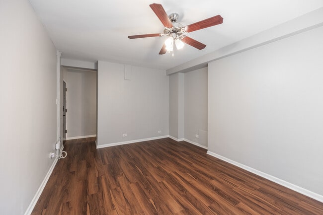 Building Photo - 1140 N La Salle Dr