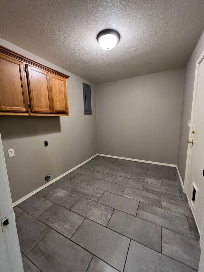 Foto del edificio - 3 Bed 1.5 Bath House, 1 Car Carport, Yard Care Included.