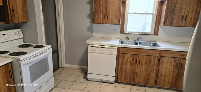 Building Photo - Charming 3 - Bedroom Property in Prime Location