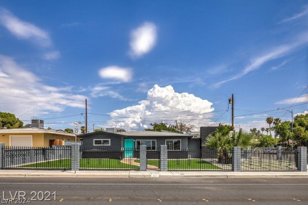 Primary Photo - 829 E Oakey Blvd