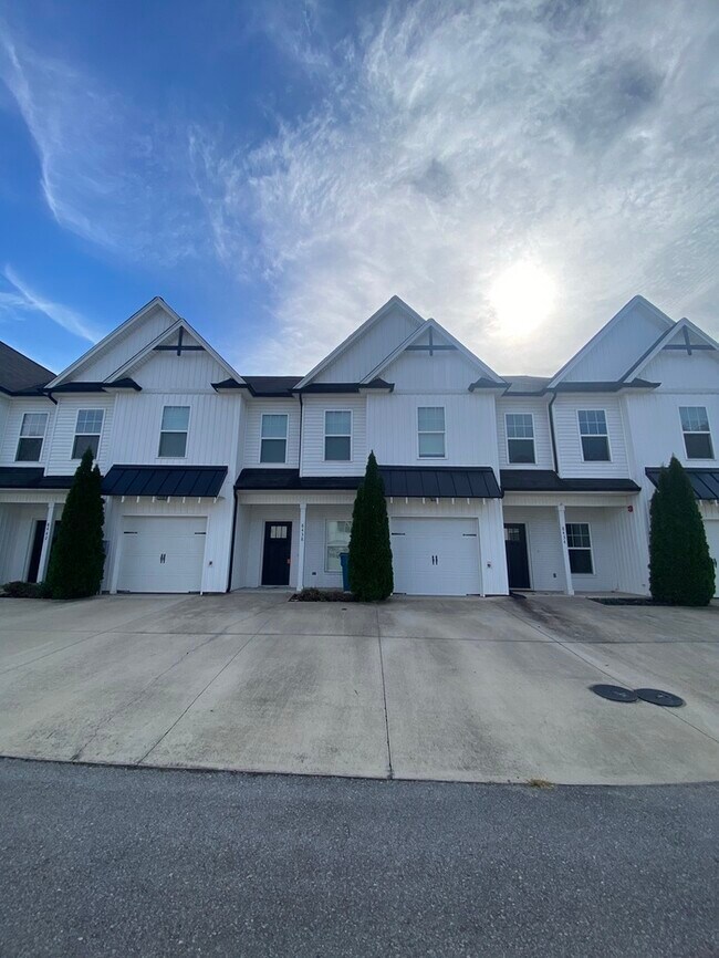 Foto del edificio - 3 BR | 2.5 BA | Townhome Close to Volkswag...