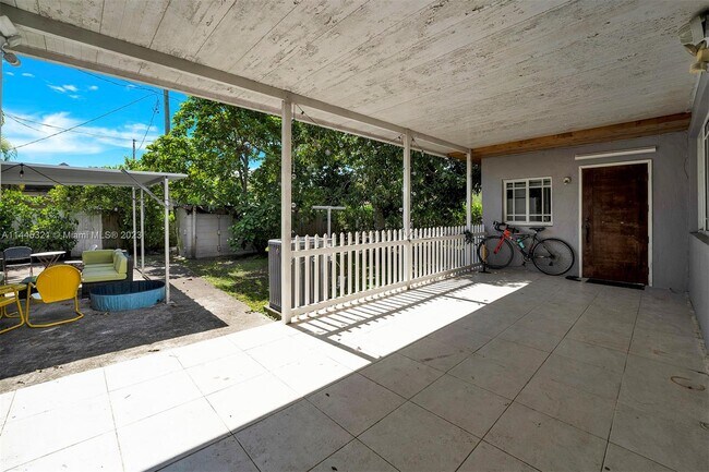 Foto del edificio - 1169 SW 23rd Ave