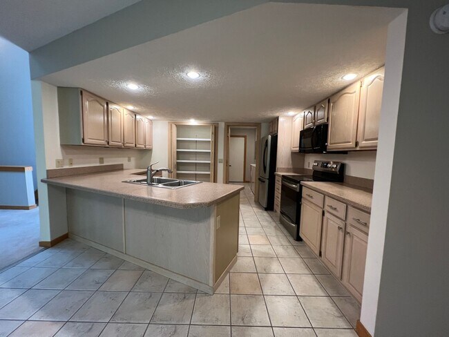 Building Photo - Lovely Condo Available in October 2024