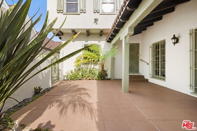 Foto del edificio - 120 S Poinsettia Pl