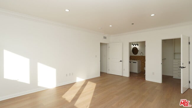 Building Photo - 930 S Robertson Blvd