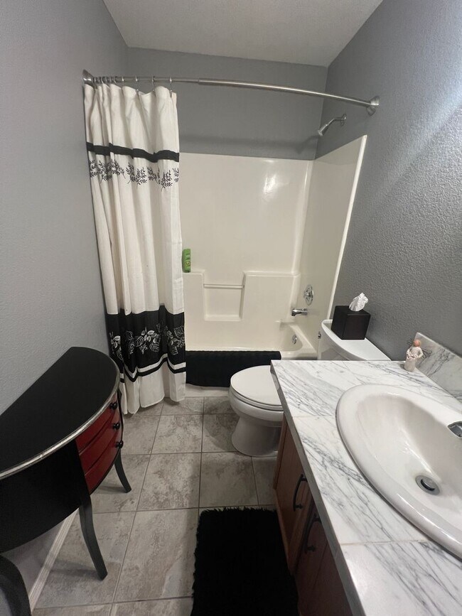 Building Photo - Home 3/2 in Southeast Boise Ideal Location!