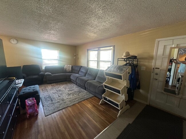 Building Photo - Charming 3 Bedroom Home in Heart if Maplew...
