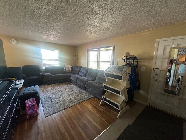 Foto del edificio - Charming 3 Bedroom Home in Heart if Maplew...