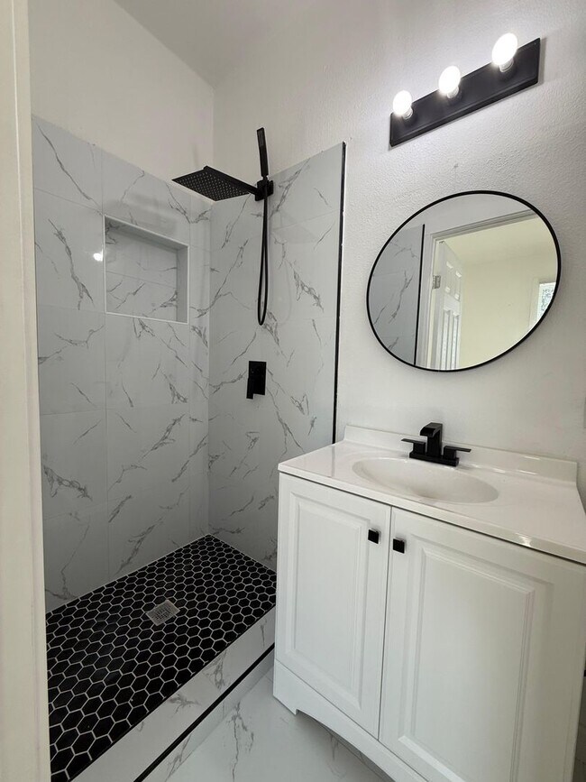 Foto del edificio - BEAUTIFUL HOME IN HOUSTON. MOVE IN READY!.