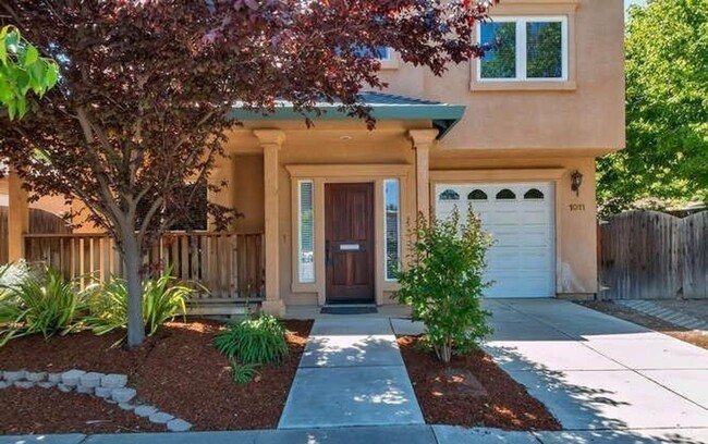 Building Photo - Furnished Home in Central Davis - Short/Lo...