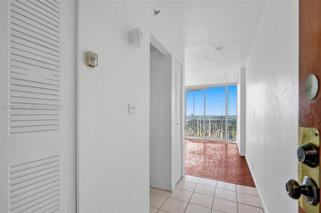 Foto del edificio - 7601 E Treasure Dr