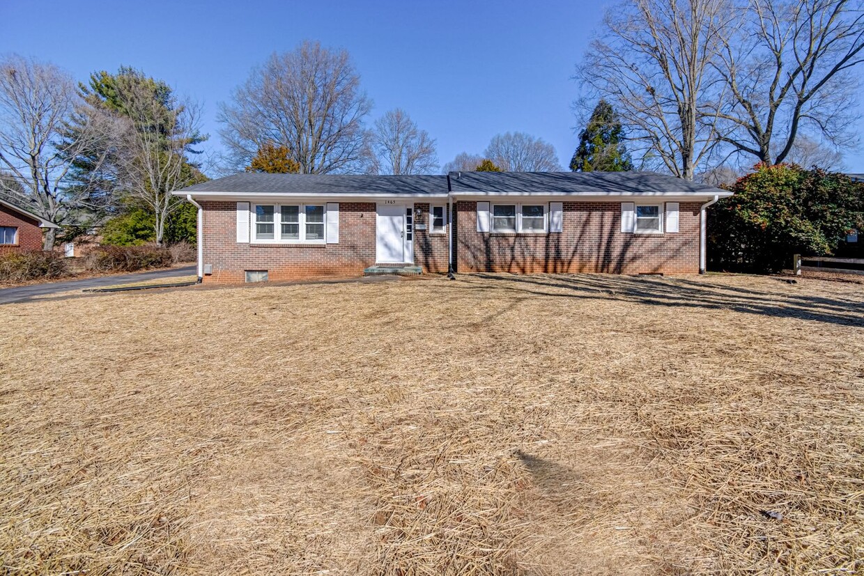 Primary Photo - 1465 Brookwood- 4 BR,2 Bth house