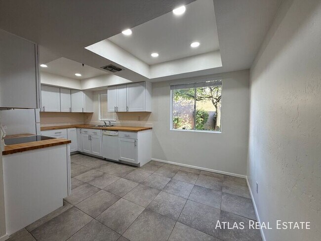 Foto del edificio - 4554 E Paradise Village Pkwy N