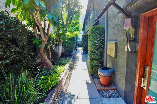 Foto del edificio - 4443 Saugus Ave