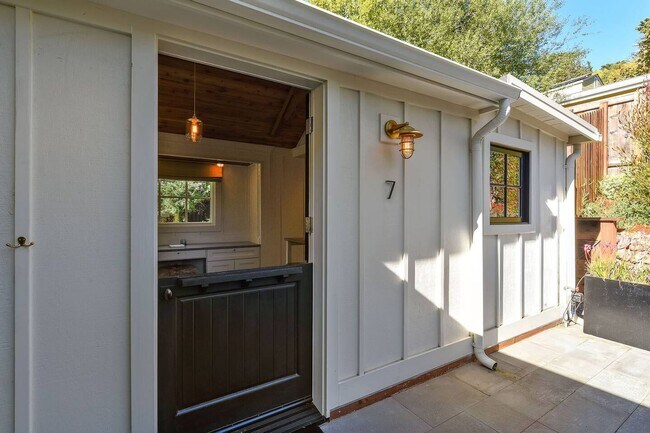 Foto del edificio - High end, fully furnished (or unfurnished) pair of cottages in Downtown Mill Valley! PROGRESSIVE